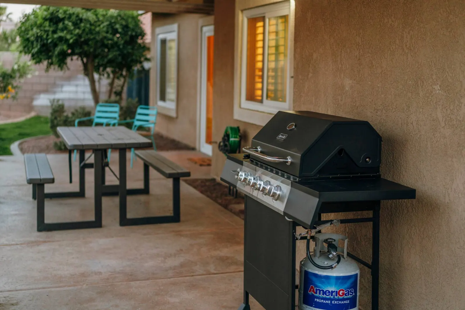Covered patio with BBQ and picnic table